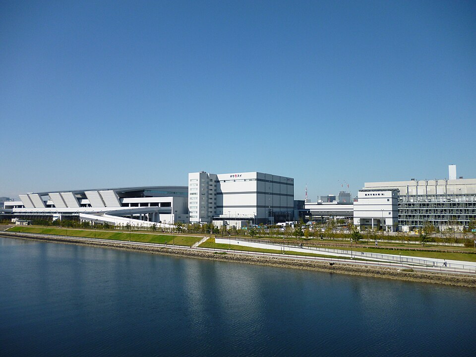 豊洲市場の水産仲卸売場棟（有明北橋付近から望む）